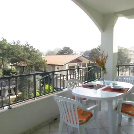 Lägenhet Flat With Spacious Balcony In