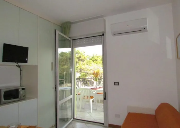 Flat With Spacious Balcony In Διαμέρισμα