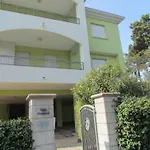 شقة Flat With Spacious Balcony In