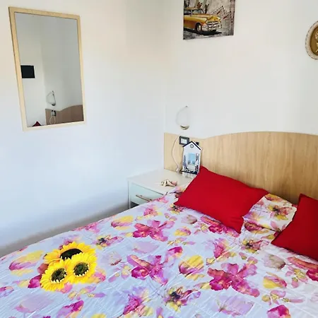 شقة Flat With Spacious Balcony In بيبيوني