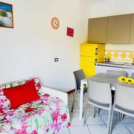 Flat With Spacious Balcony In * بيبيوني